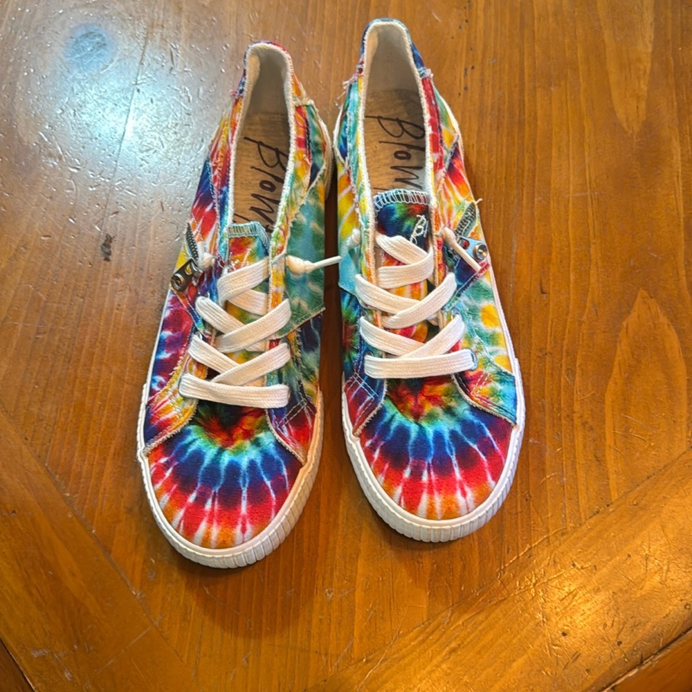 Tie dye Blowfish sz 8 canvas shoes. Like new!